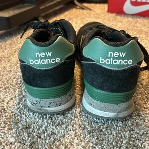 Men’s 9.5 black and green New Balance 515! Good condition!